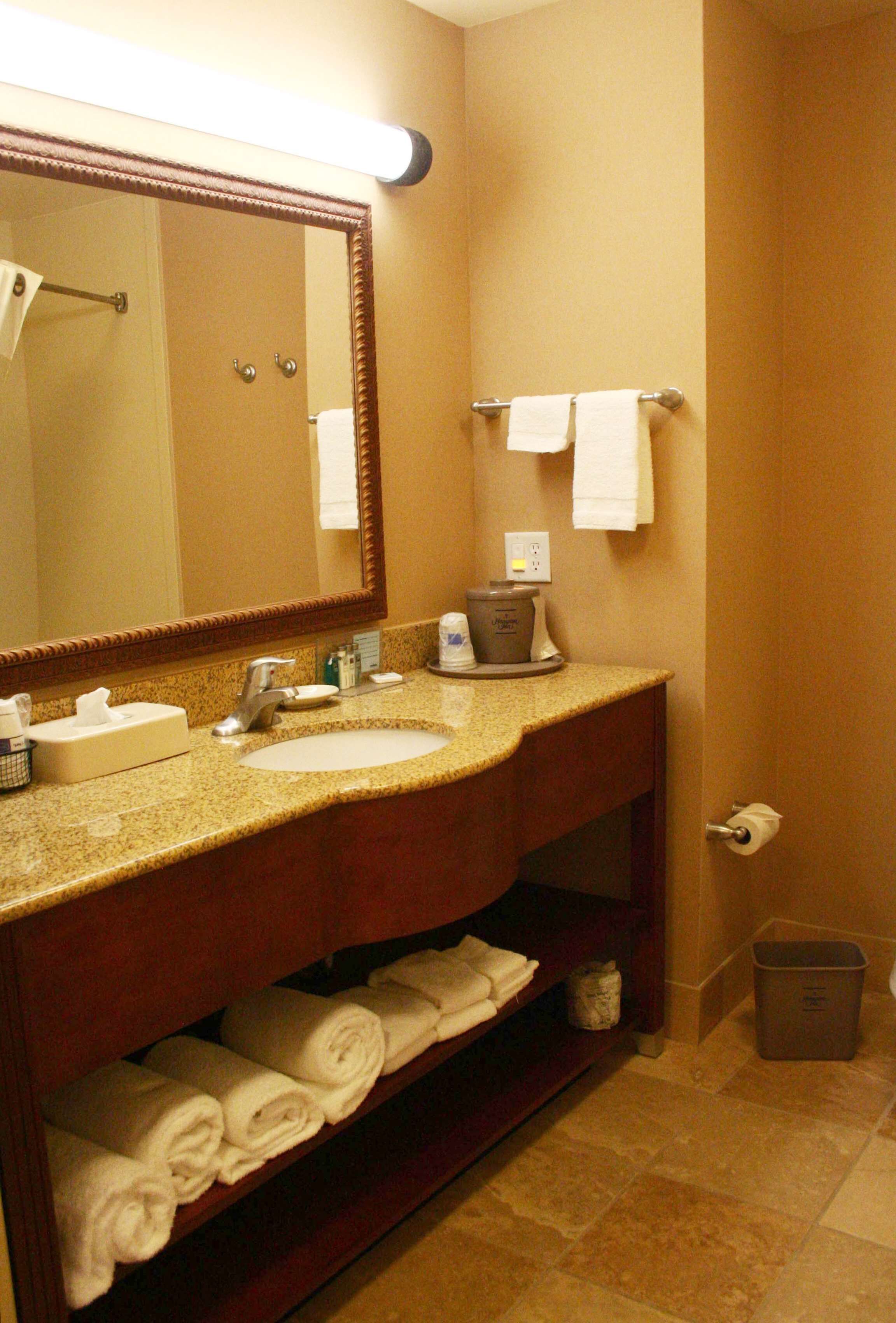 standard room | bathroom | free toiletries, hair dryer, towels