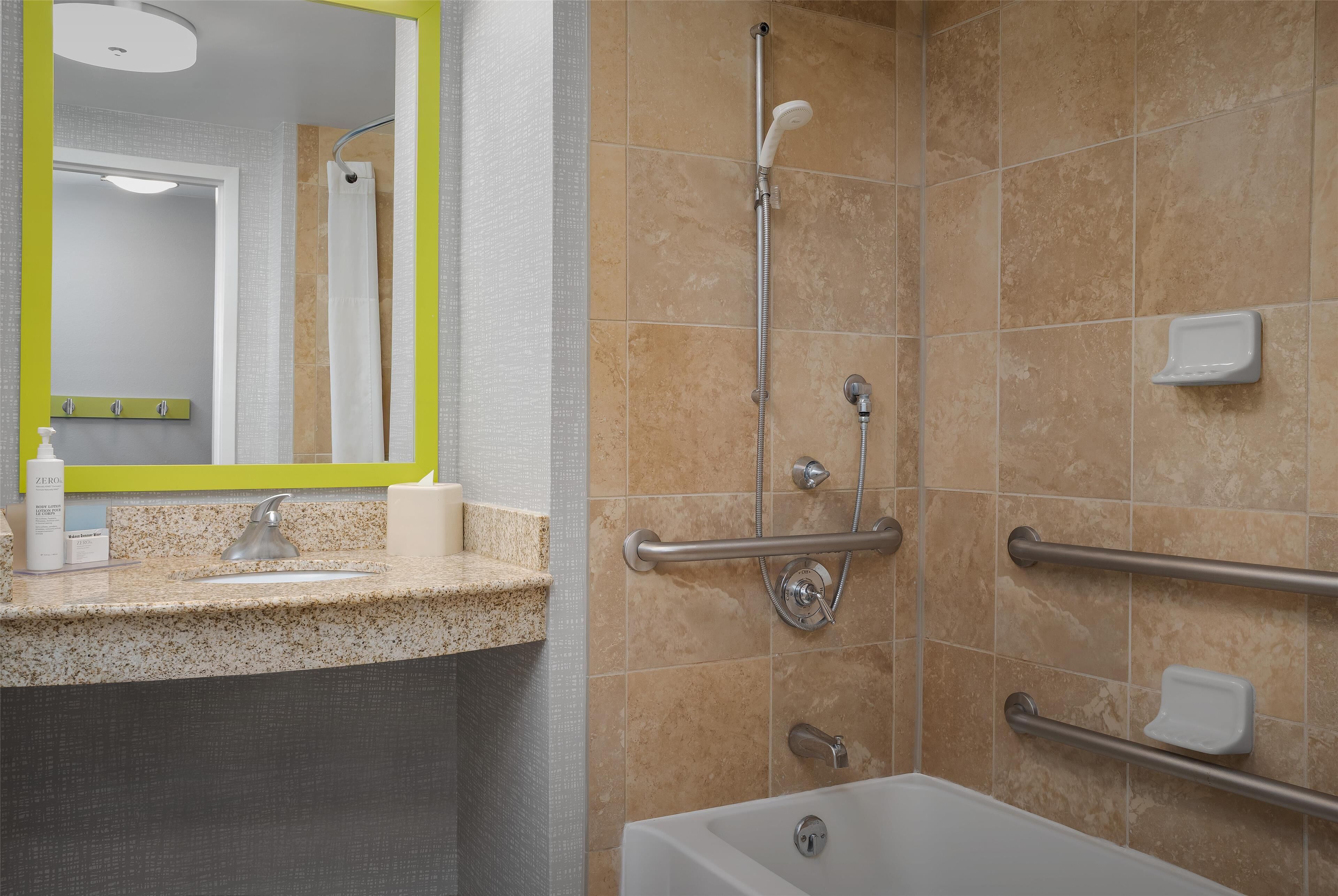 combined shower/bathtub, hair dryer, towels