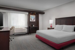 ملاءات للفراش لا تسبب الحساسية وخزنة داخل الغرفة ومكتب ومكواة/لوح كي