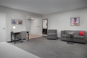 Studio, 1 King Bed, Accessible, Non Smoking | Hypo-allergenic bedding, in-room safe, desk, iron/ironing board