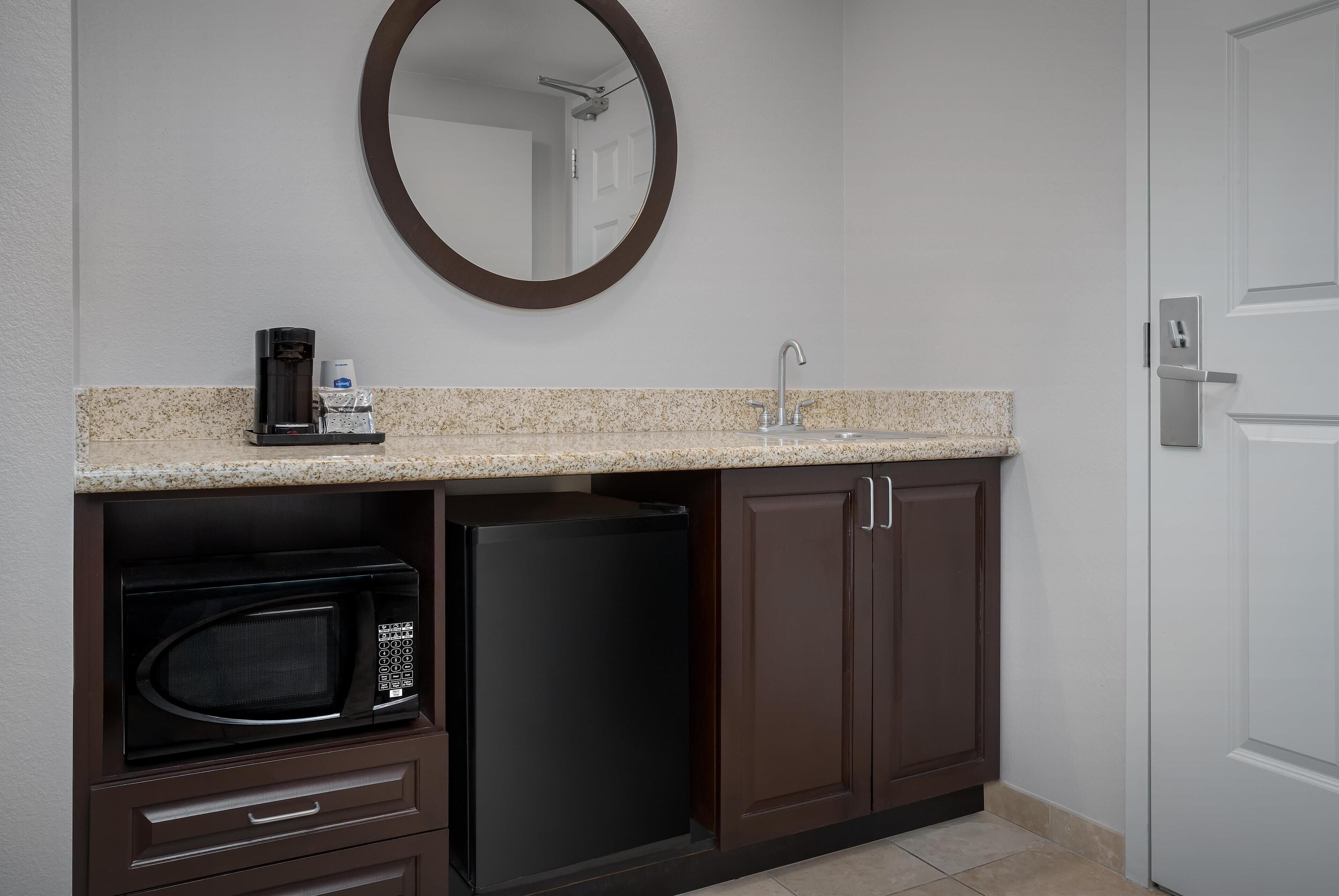 studio, non smoking (two queens with sofa bed) | minibar