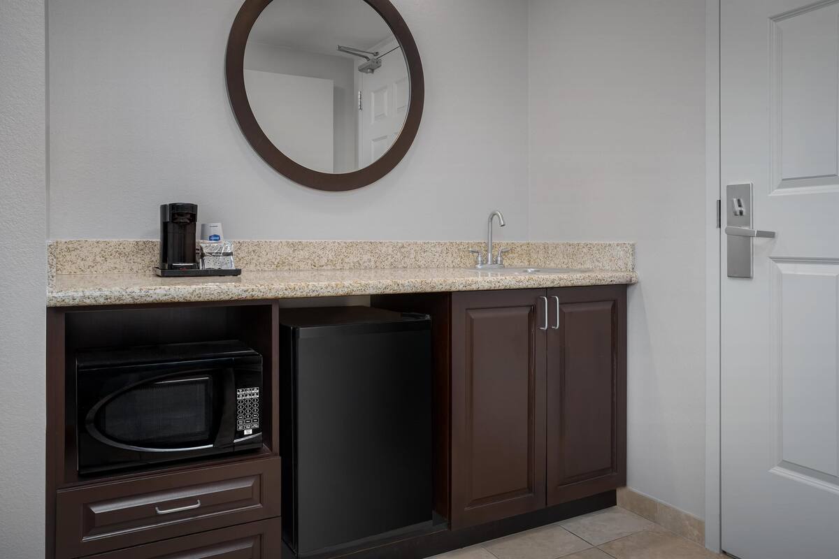 studio, non smoking (two queens with sofa bed) | minibar