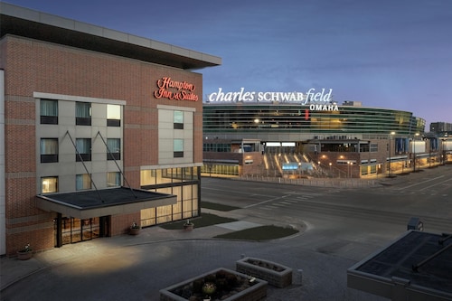 Hampton Inn & Suites Omaha-Downtown