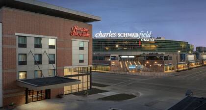Hampton Inn & Suites Omaha-Downtown