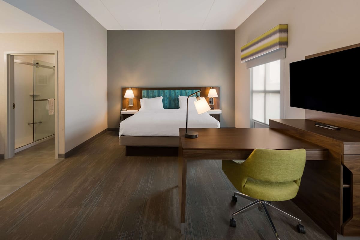 Studio, 1 kingsize bed, toegankelijk voor mindervaliden (Hearing) | Een kluis op de kamer, een bureau, een strijkplank/strijkijzer