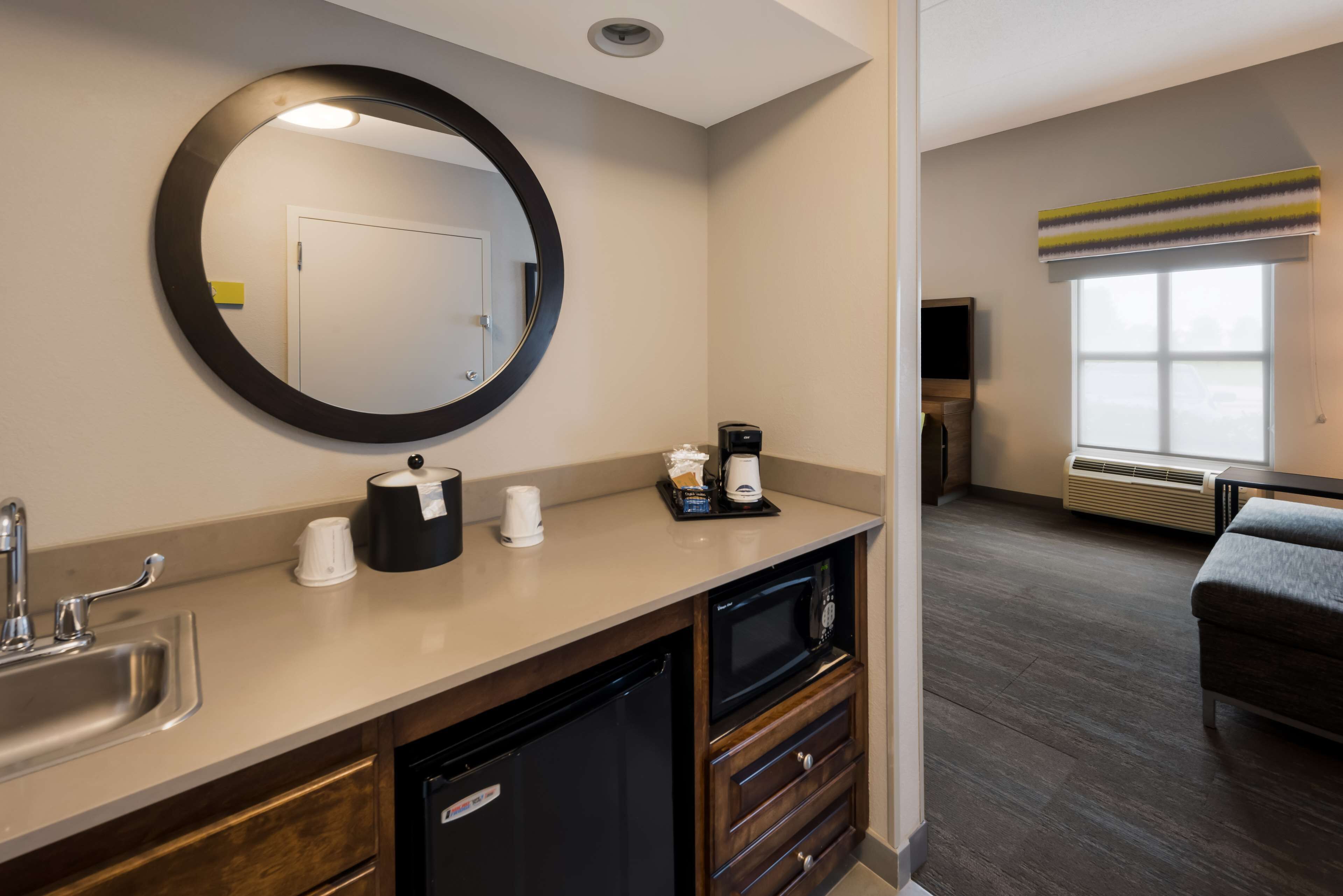 studio, 1 king bed, accessible (hearing) | in-room safe, desk, iron/ironing board, free cots/infant beds