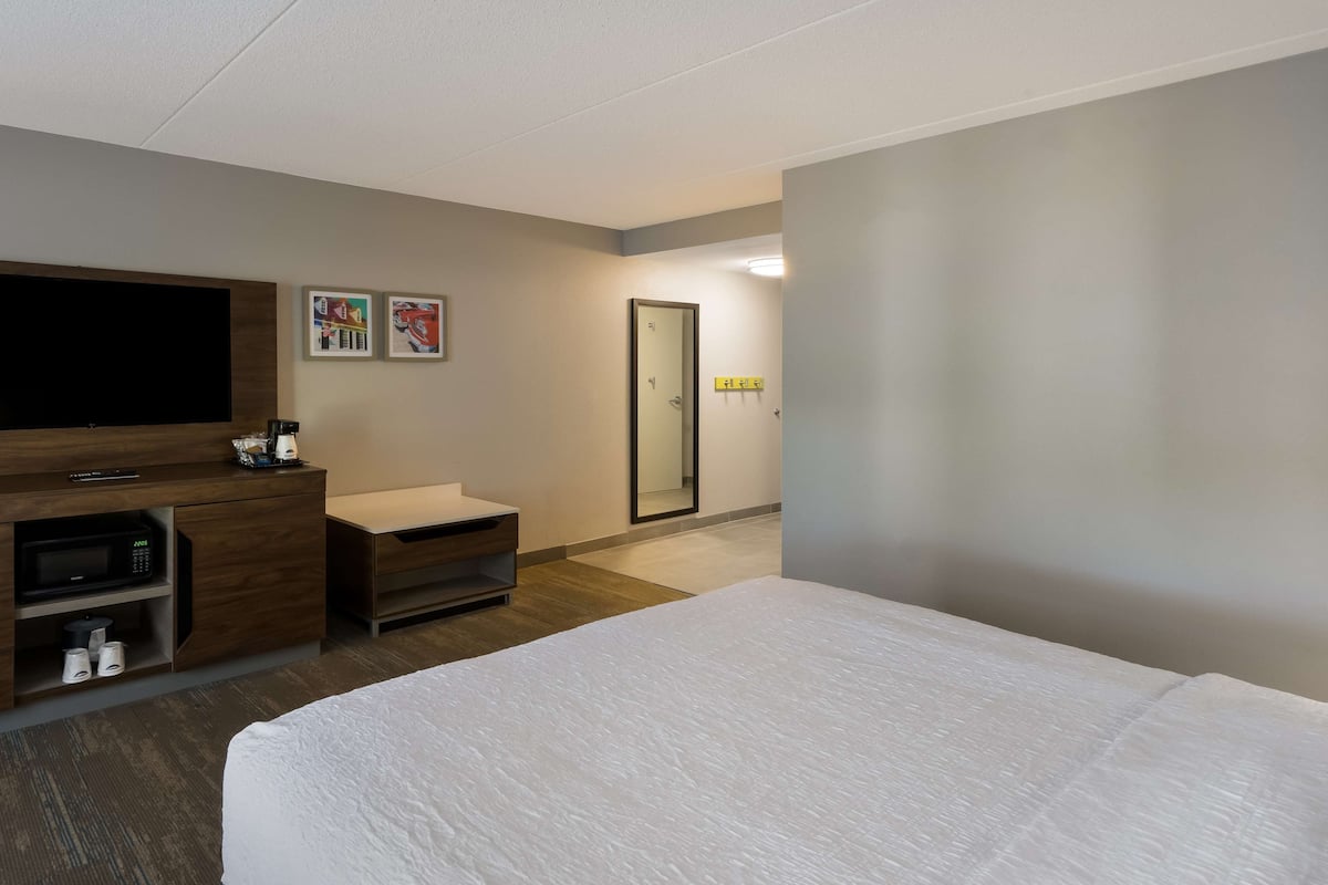 Kamer, 1 kingsize bed, toegankelijk voor mindervaliden (Mobility & Hearing) | Een kluis op de kamer, een bureau, een strijkplank/strijkijzer