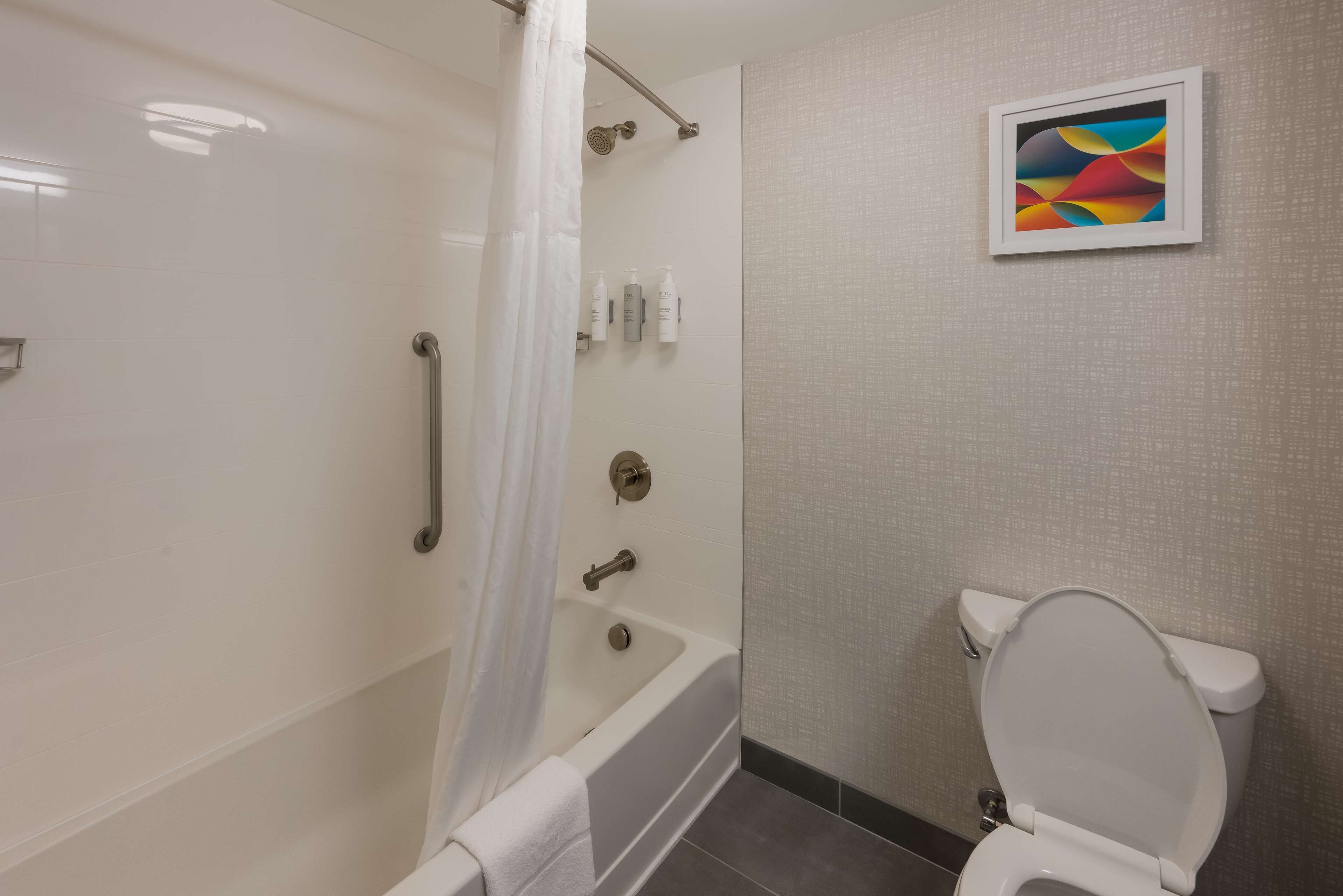 Ein modernes Badezimmer mit Badewanne, Dusche und Toilette.