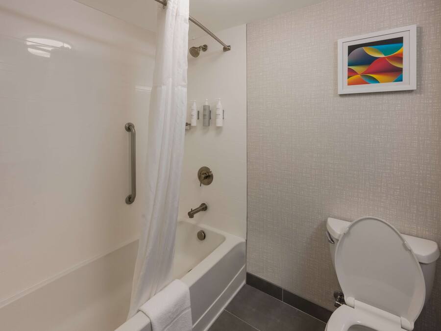 Ein modernes Badezimmer mit Badewanne, Dusche und Toilette.