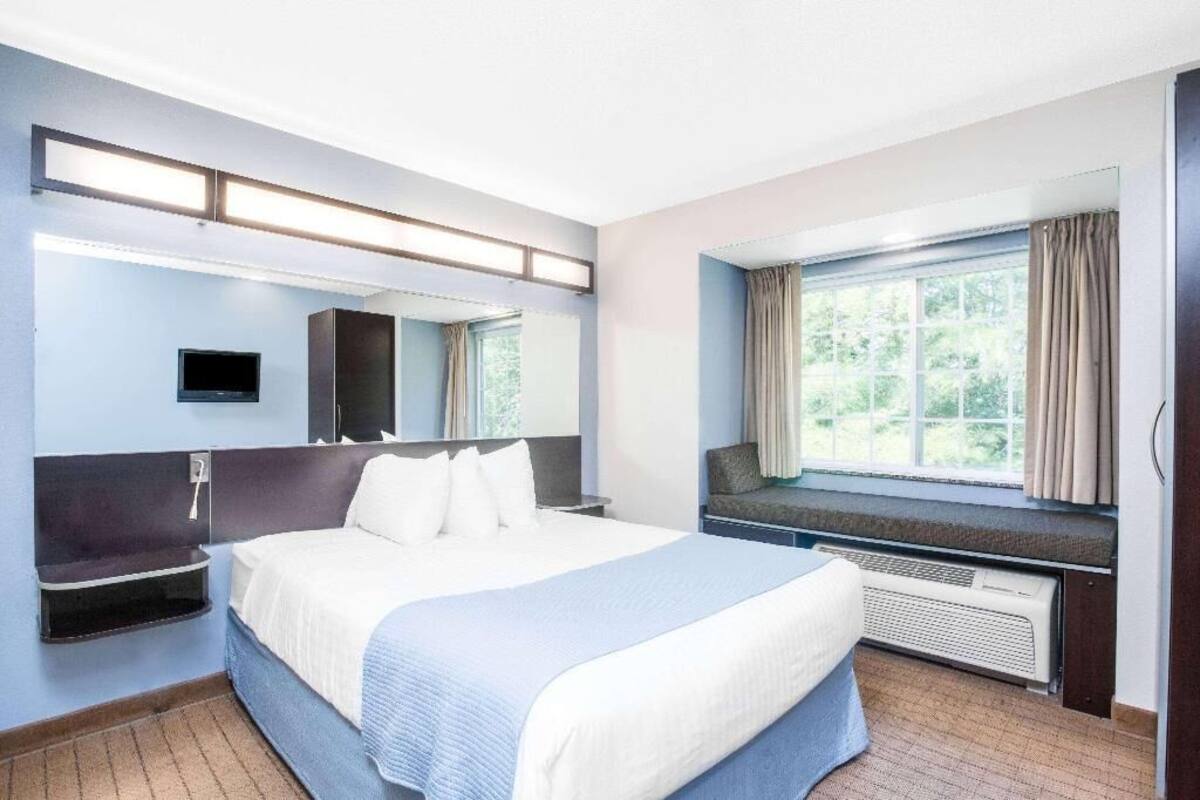 Premium bedding, pillowtop beds, desk, blackout drapes