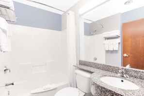 Combined shower/tub, free toiletries, hair dryer, towels - Microtel Inn & Suites by Wyndham Bath (Bath)