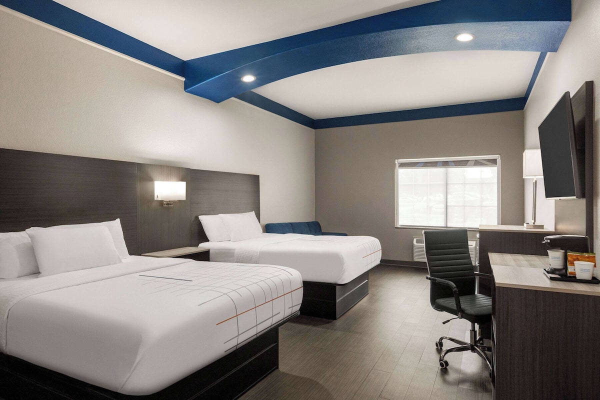 Chambre Deluxe, 2 grands lits, accessible aux personnes à mobilité réduite (Roll-In Shower) | Literie de qualité supérieure, surmatelas, bureau