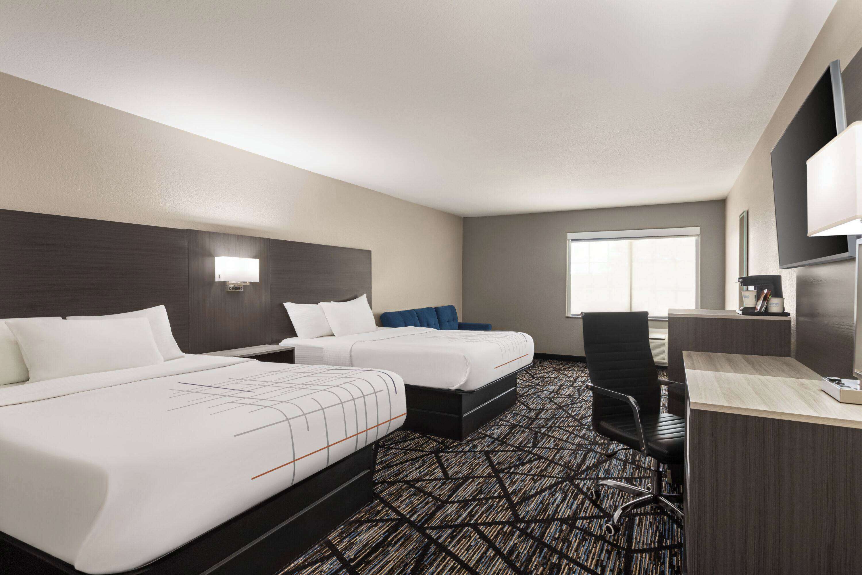 Ropa de cama de alta calidad, camas con pillow-top y escritorio 