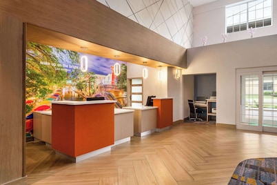 La Quinta Inn & Suites by Wyndham San Antonio N Stone Oak