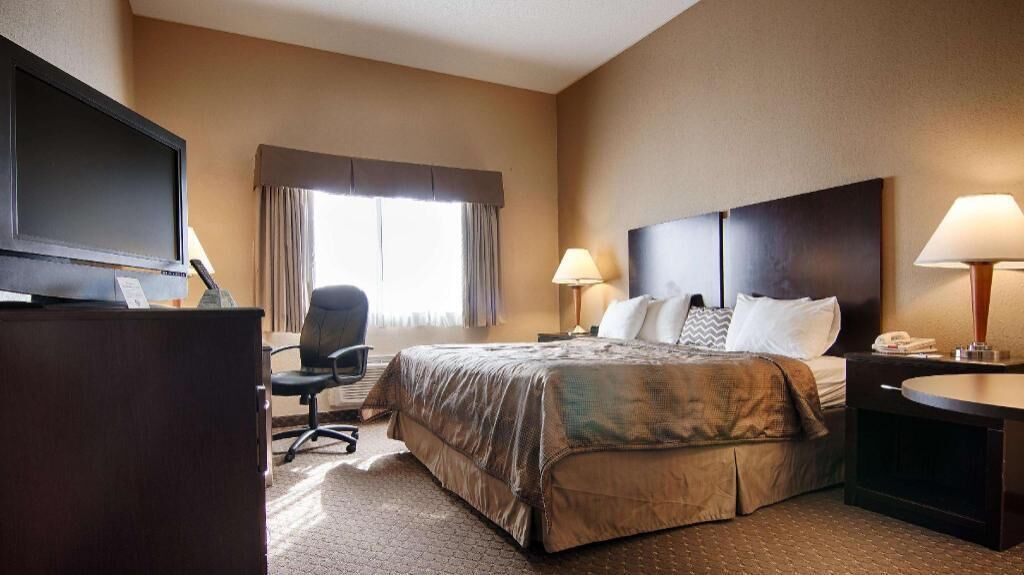 Desk, laptop workspace, iron/ironing board, free WiFi
