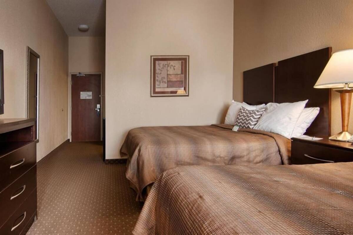Desk, laptop workspace, iron/ironing board, free WiFi