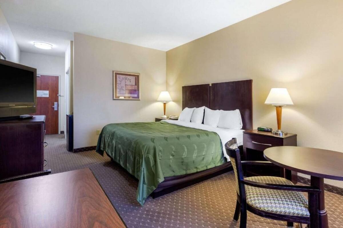 Desk, laptop workspace, iron/ironing board, free WiFi