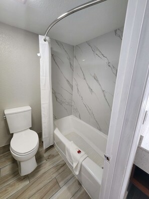 Free toiletries, hair dryer, towels - Americas Best Value Inn Longview (Longview)