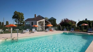 Outdoor pool - Golf Hotel Colvert (Levernois)