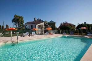 Outdoor pool - Golf Hotel Colvert (Levernois)