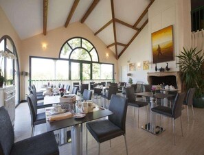Dining - Golf Hotel Colvert (Levernois)