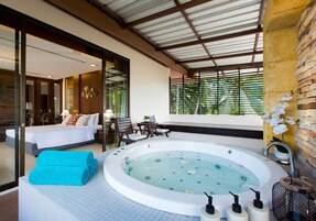 Grand Family Suite | Private spa tub