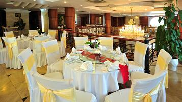 2 restaurantes; se sirve desayuno, almuerzo y cena; cocina panasiática