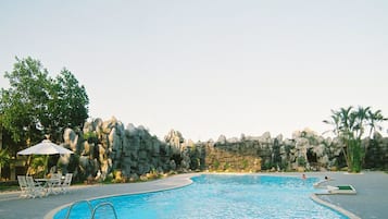 Piscine extérieure, parasols de plage, chaises longues