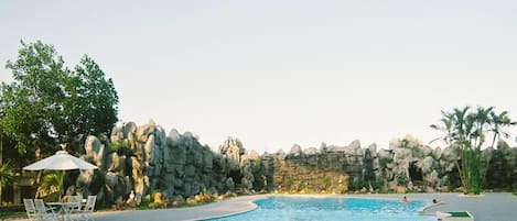 Piscine extérieure, parasols de plage, chaises longues