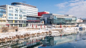 A modern building with a glass facade and a sign that reads "CONGRESS CENTER". - voco Villach by IHG (Villach)