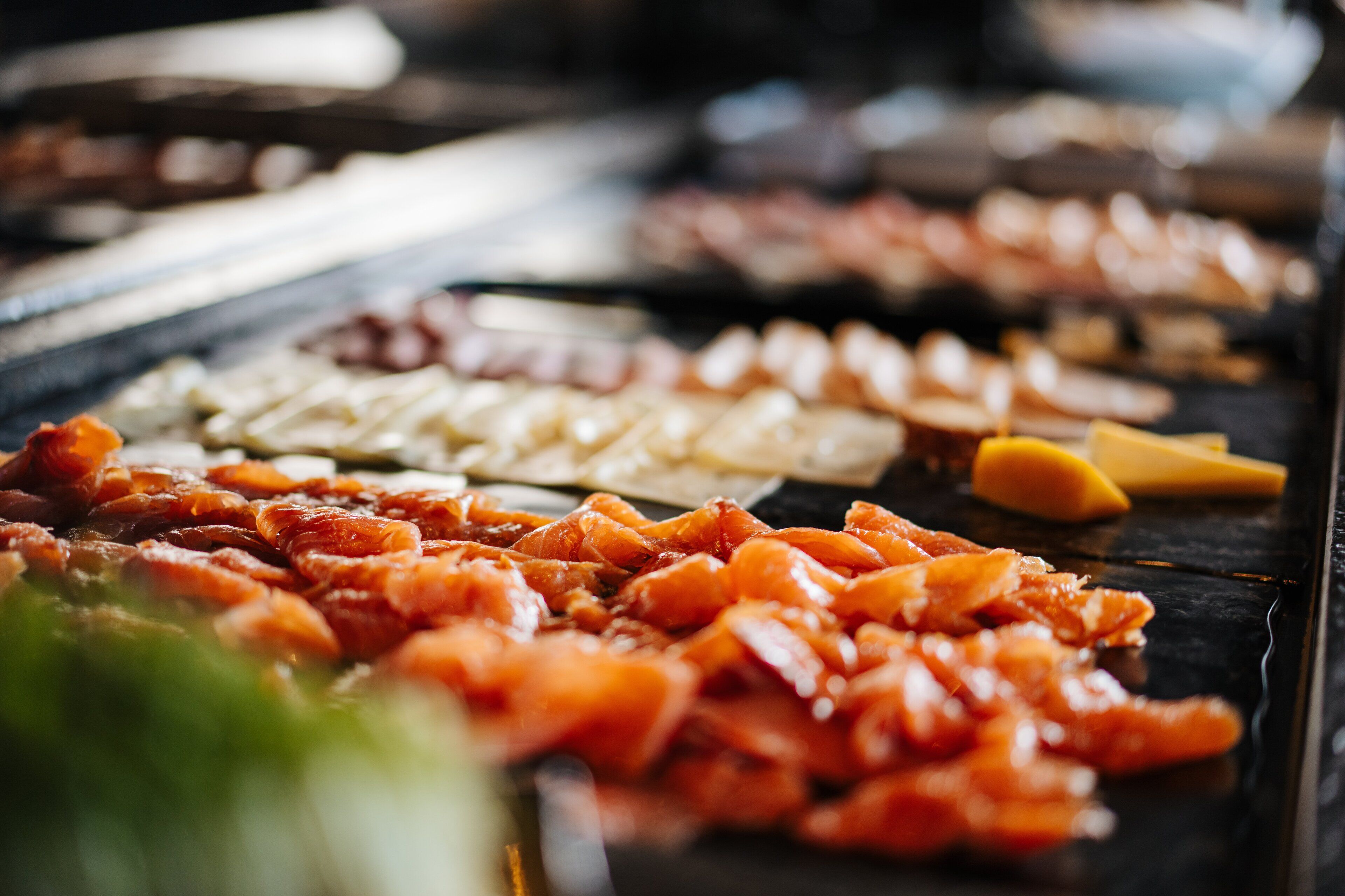 Ein Buffet mit verschiedenen Fleisch- und Käsesorten.