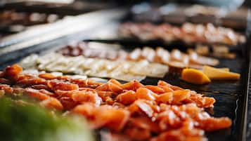 Ein Buffet mit verschiedenen Fleisch- und Käsesorten.