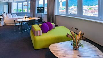 Allergikerbettwaren, Minibar, Zimmersafe, Schreibtisch