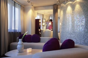 Flat-screen TV - voco Villach by IHG (Villach)