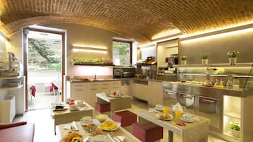 Petit déjeuner buffet (7 EUR par personne)