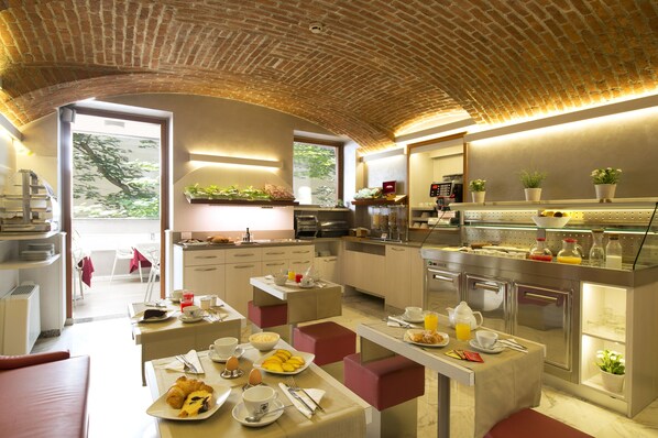 Petit déjeuner buffet (7 EUR par personne)