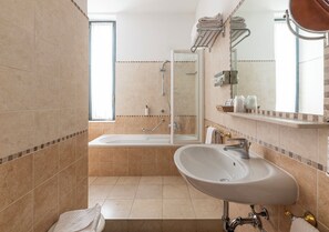Ducha, artículos de higiene personal gratuitos y secador de pelo