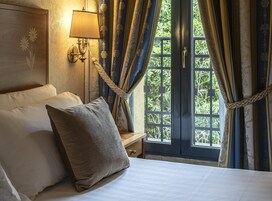 Donzen dekbedden, een minibar, een kluis op de kamer, een bureau