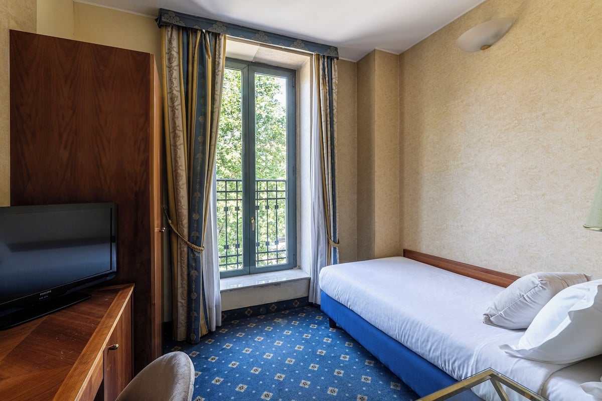 Duntäcken, minibar, värdeförvaringsskåp på rummet och skrivbord