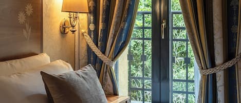 Standaard Twin kamer | Donzen dekbedden, een minibar, een kluis op de kamer, een bureau