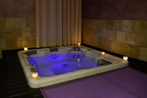 Couples treatment room(s), sauna, hot tub, Turkish bath/hammam