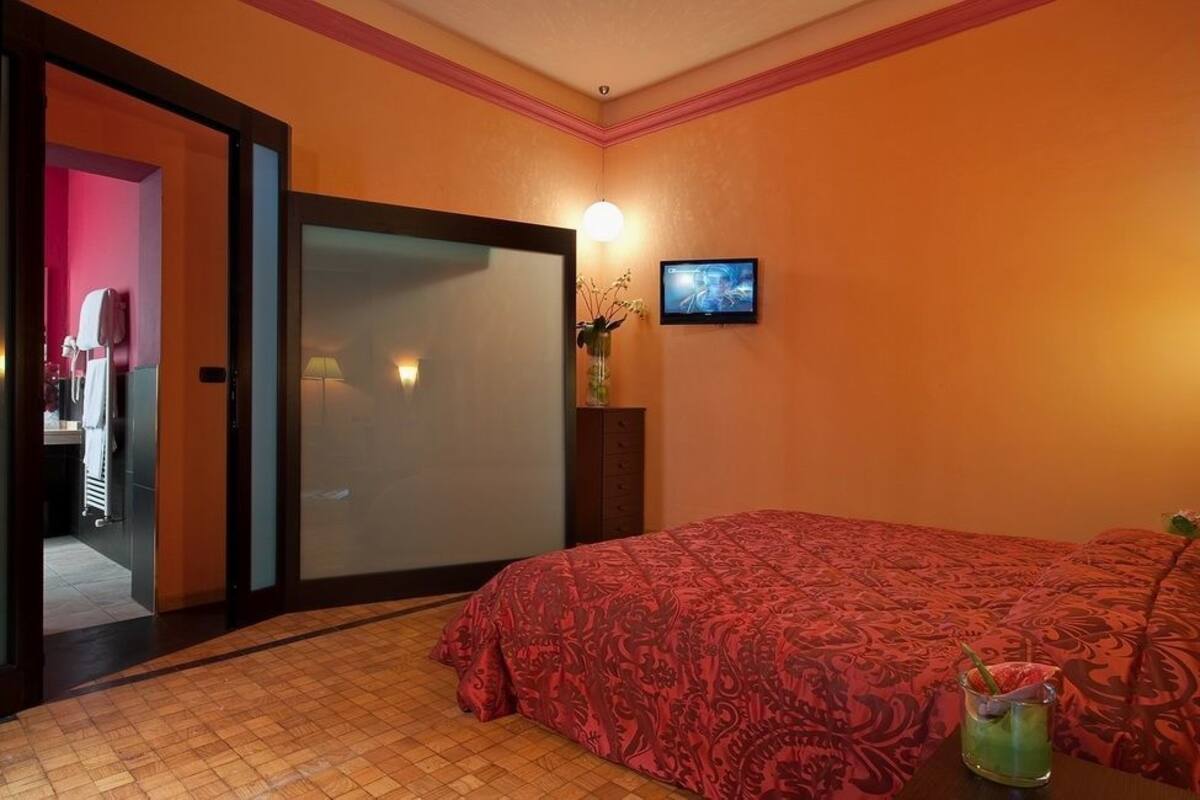 Down duvets, minibar, in-room safe, free WiFi