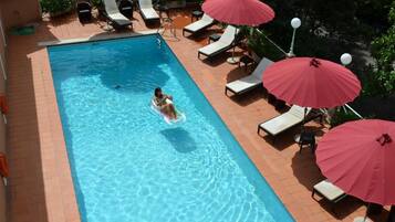 Seasonal outdoor pool, pool umbrellas