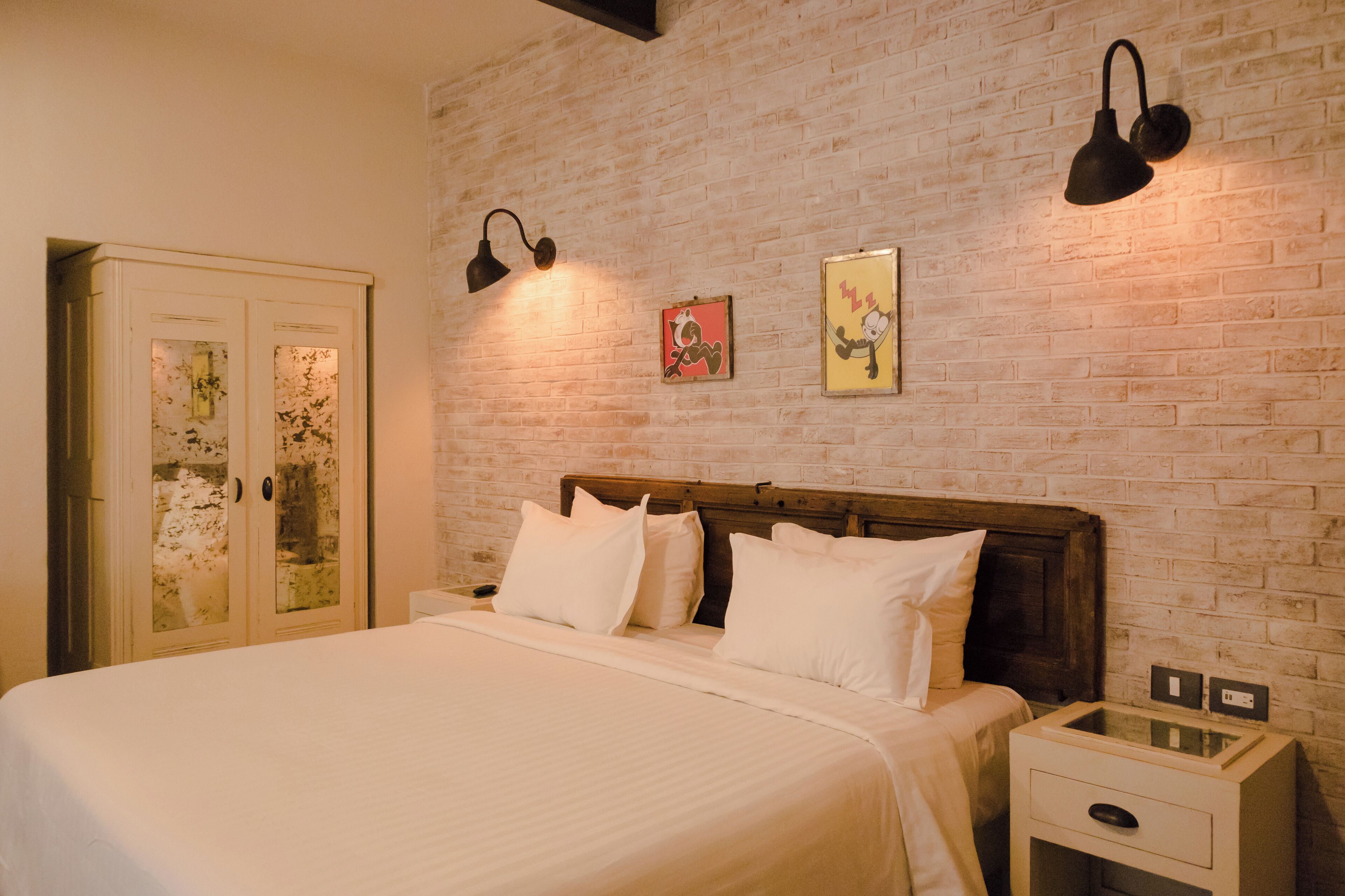 Phòng Suite Junior, 1 giường cỡ king | Két bảo mật tại phòng, bàn, bàn ủi/dụng cụ ủi quần áo, bộ trải giường 