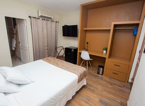 Premium bedding, minibar, in-room safe, desk - Hotel Villa Serena San Benito (San Salvador)