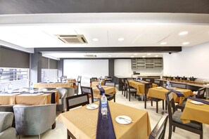 2 restaurants; breakfast, lunch, and dinner served