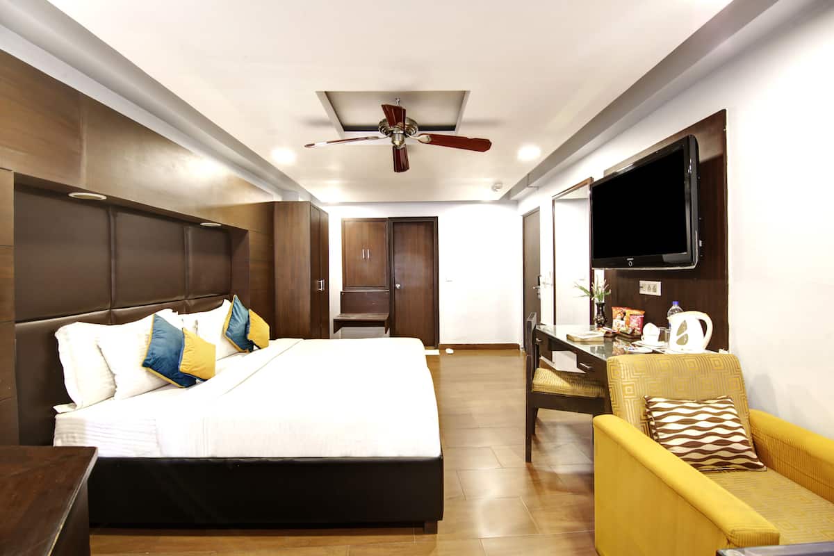 Club Room, 1 King Bed | 1 bedroom, premium bedding, minibar, in-room safe