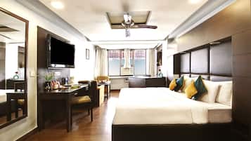 Club Room, 1 King Bed | 1 bedroom, premium bedding, minibar, in-room safe