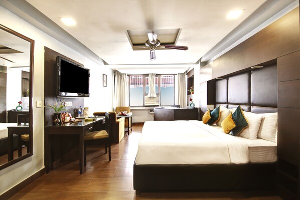 Club Room, 1 King Bed | 1 bedroom, premium bedding, minibar, in-room safe - Hotel BB Palace (New Delhi)