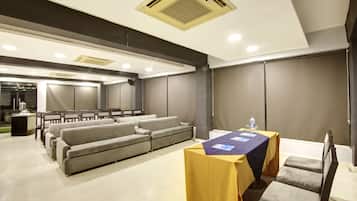 2 restaurants, breakfast, lunch, dinner served; international cuisine